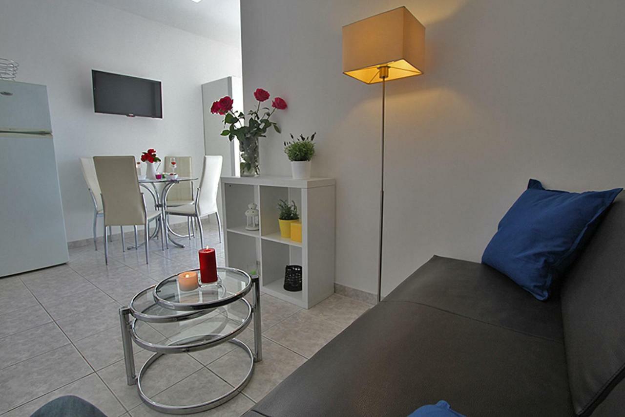 Beachfront Apartments Anita With Pool Karlobag Esterno foto