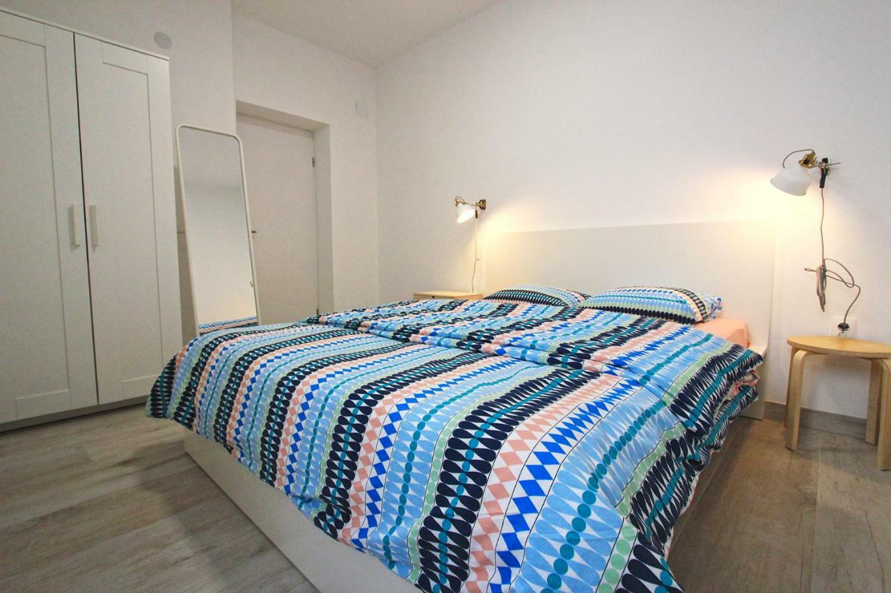 Beachfront Apartments Anita With Pool Karlobag Esterno foto