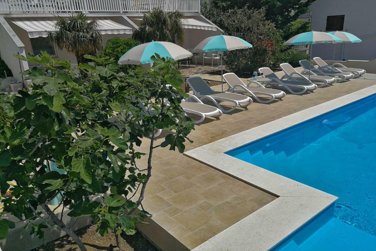 Beachfront Apartments Anita With Pool Karlobag Esterno foto