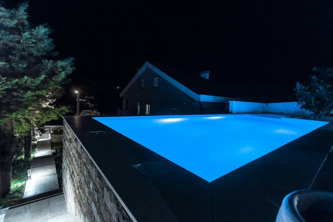 Beachfront Apartments Anita With Pool Karlobag Esterno foto